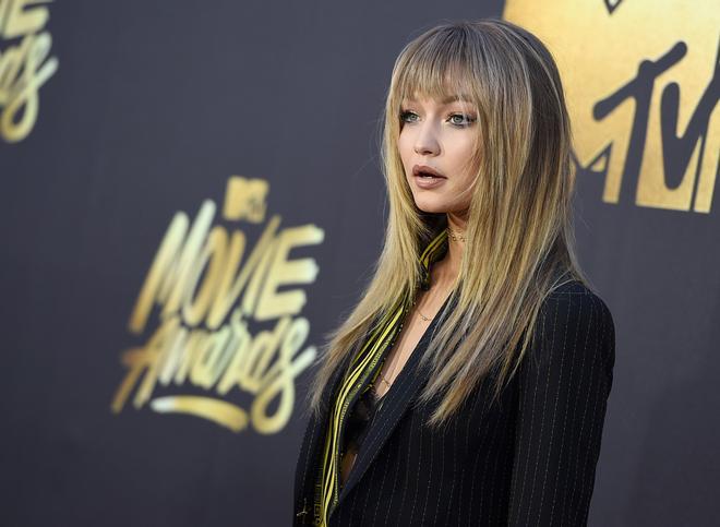 El falso flequillo de Gigi Hadid en los MTV Movie Awards