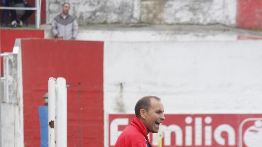 José Manuel Duarte da instrucciones la temporada pasada cuando codirigía el equipo juvenil del Alondras.// Santos Álvarez