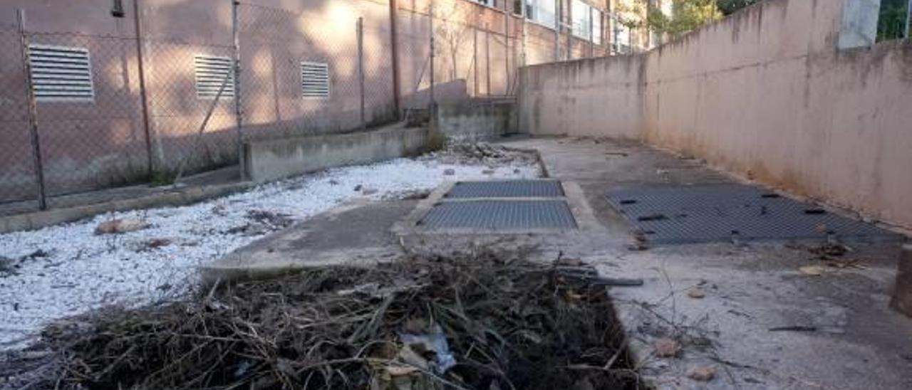 Piden un contenedor en el Pla de la Mezquita para limpiar la suciedad de la acequia Murta