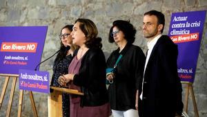 La alcaldesa de Barcelona, Ada Colau, junto a la número uno al Senado Rosa Lluch, hija de Ernest Lluch, y el número uno al Congreso, Jaume Asens, este 6 de octubre