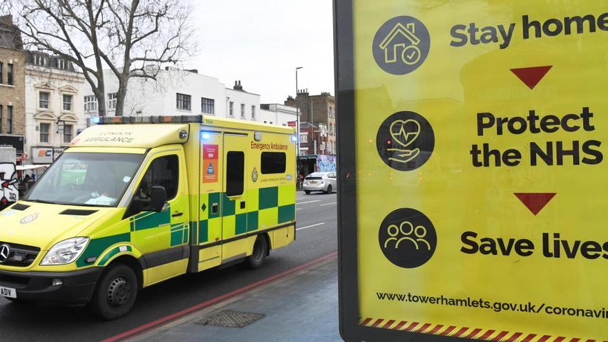 Una ambulancia pasa cerca del Royal London Hospital