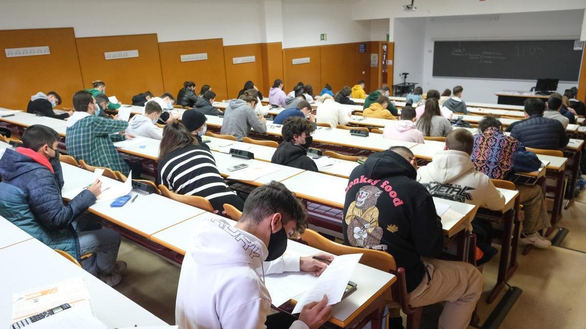 Alumnos se examinan en la Universidad de Alicante.