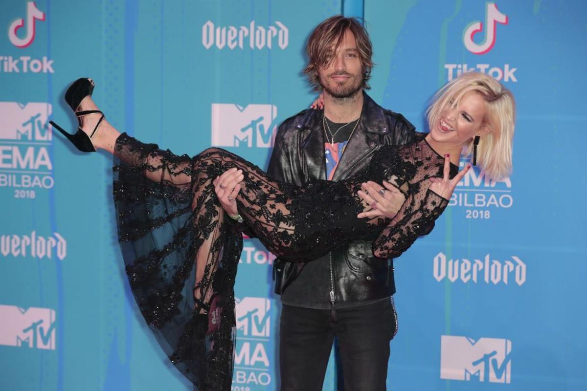 Adri Marlon y Ana Fernández en la alfombra roja de los MTV Europe 2018