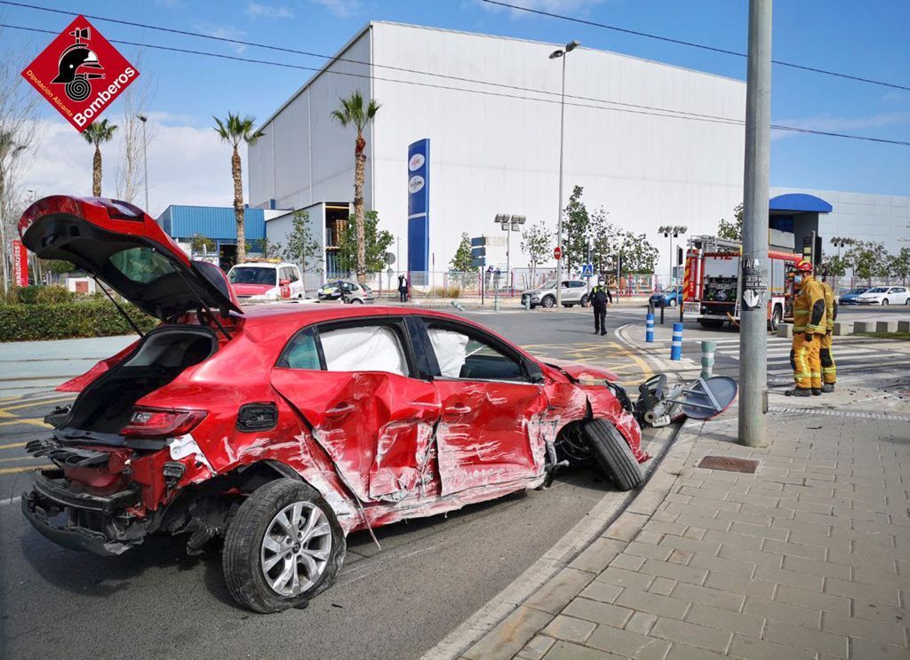 Un coche queda atrapado tras chocar con el TRAM a la altura de San Vicente