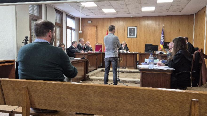 El arquitecto, de pie, y el aparejado, sentado, ayer durante el juicio en Vía Alemania. | LORENZO MARINA