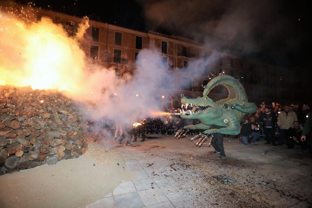 Sant Sebastià 2018: el Drac de na Coca enciende los 'foguerons'