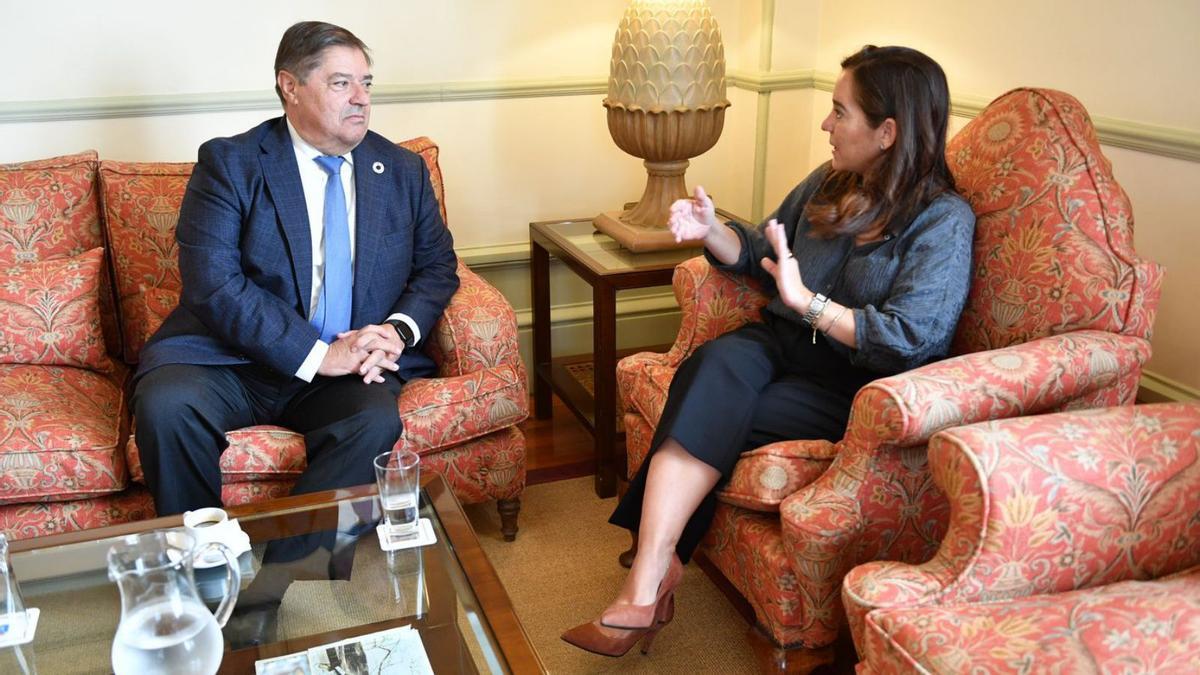 Julio Abalde e Inés Rey, en su encuentro de este jueves. |  Carlos Pardellas