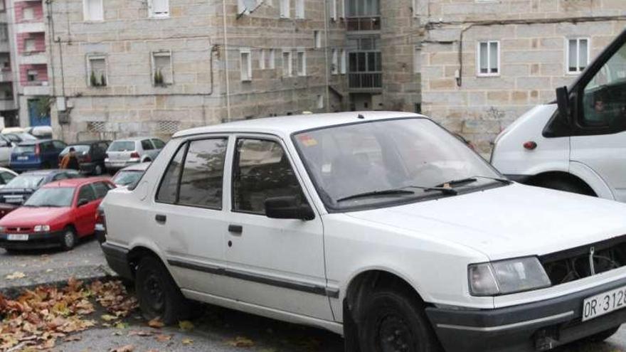 Coche abandonado en las inmediaciones de O Couto. // Iñaki Osorio