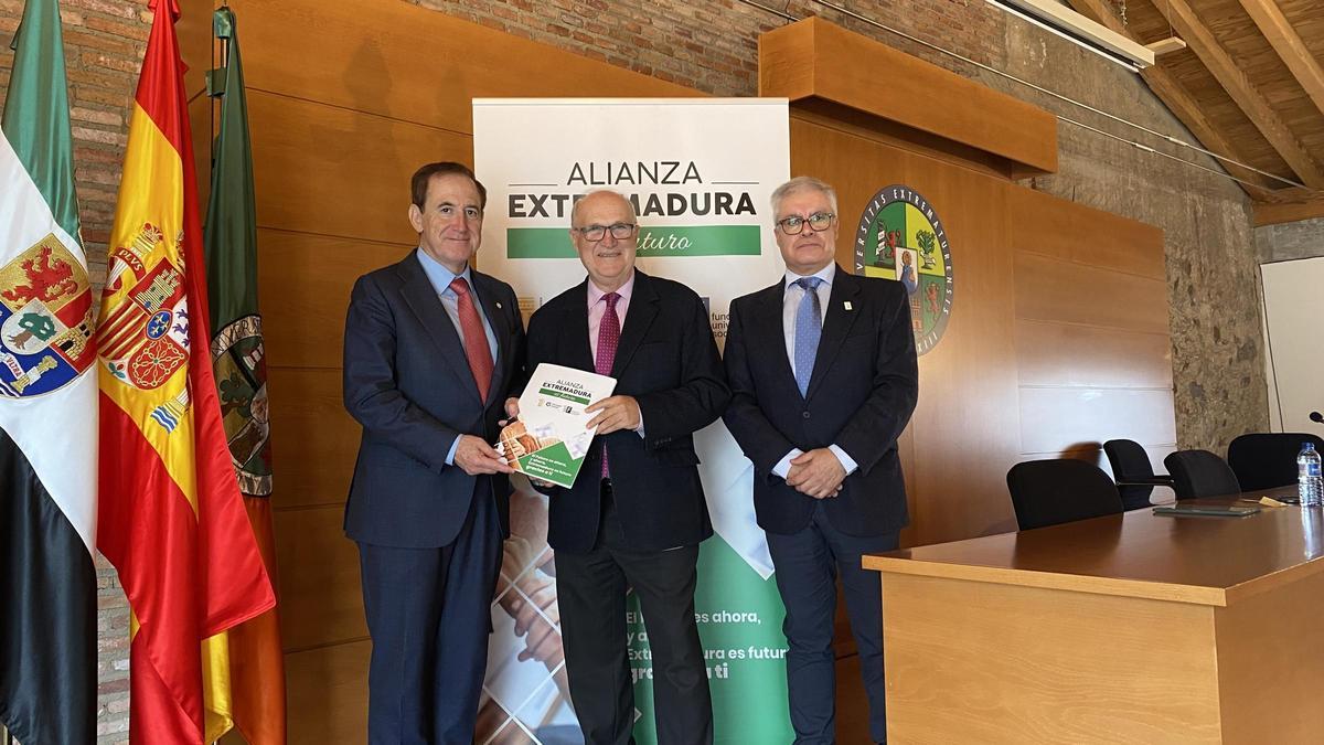 Antonio Huertas, presidente Consejo Social de la UEx; Marcelo Muriel, representante en Extremadura de SECOT; y Pedro Fernández Salguero, rector de la UEx.