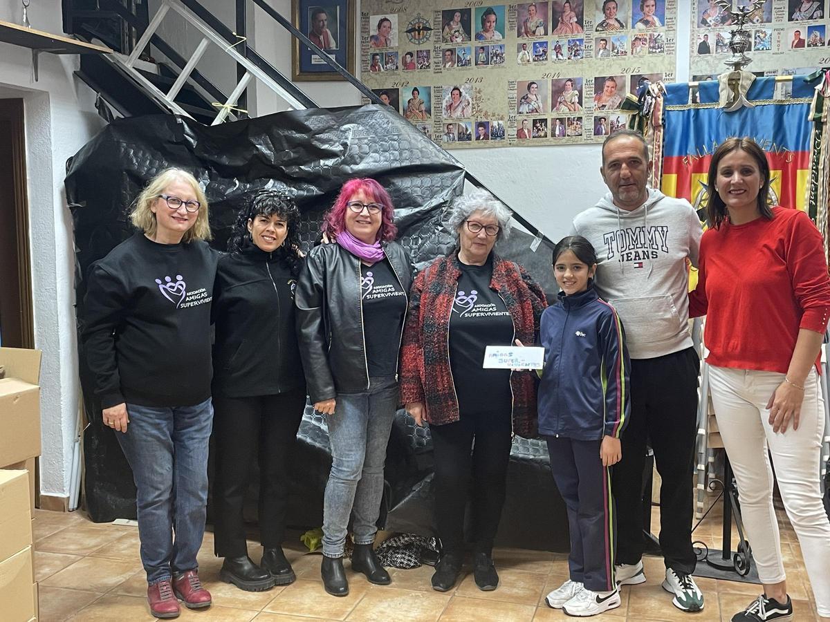 Entrega de fondos a Amigas Supervivientes por parte de Els Vents.