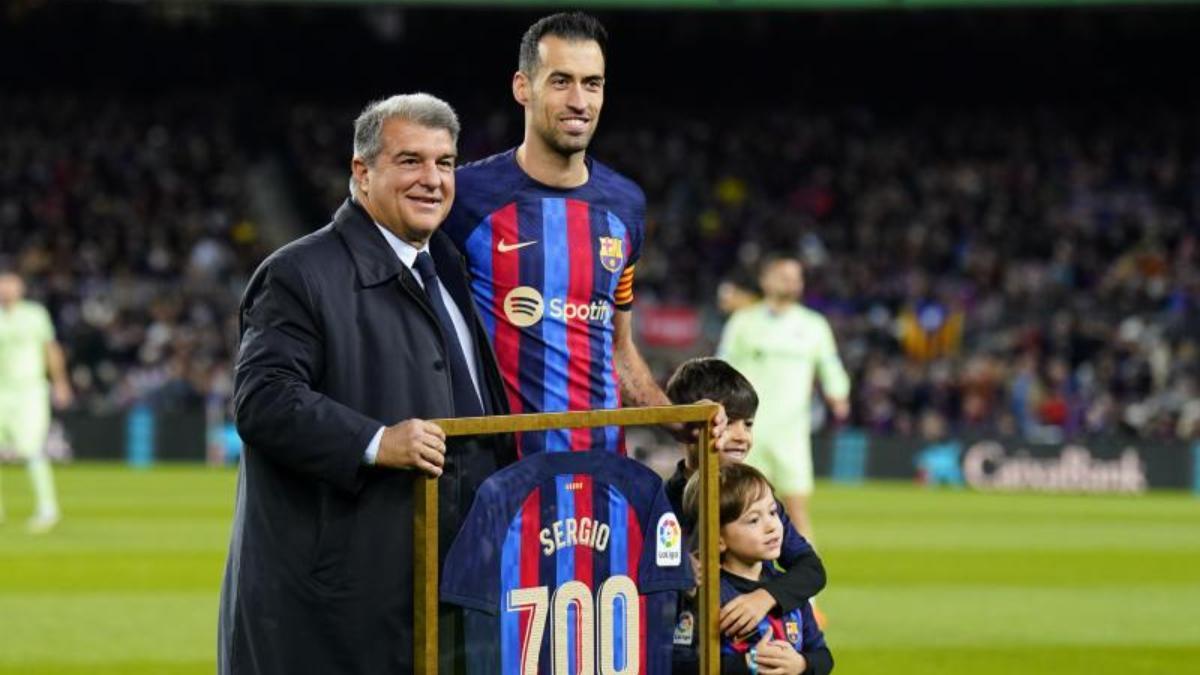 Xavi quiere que Busquets siga un año más en el Barça