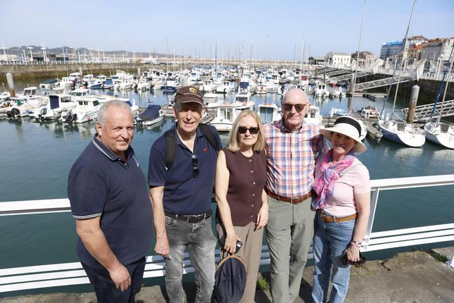 Gijón recibe a los primeros cruceristas de la temporada (en imágenes)