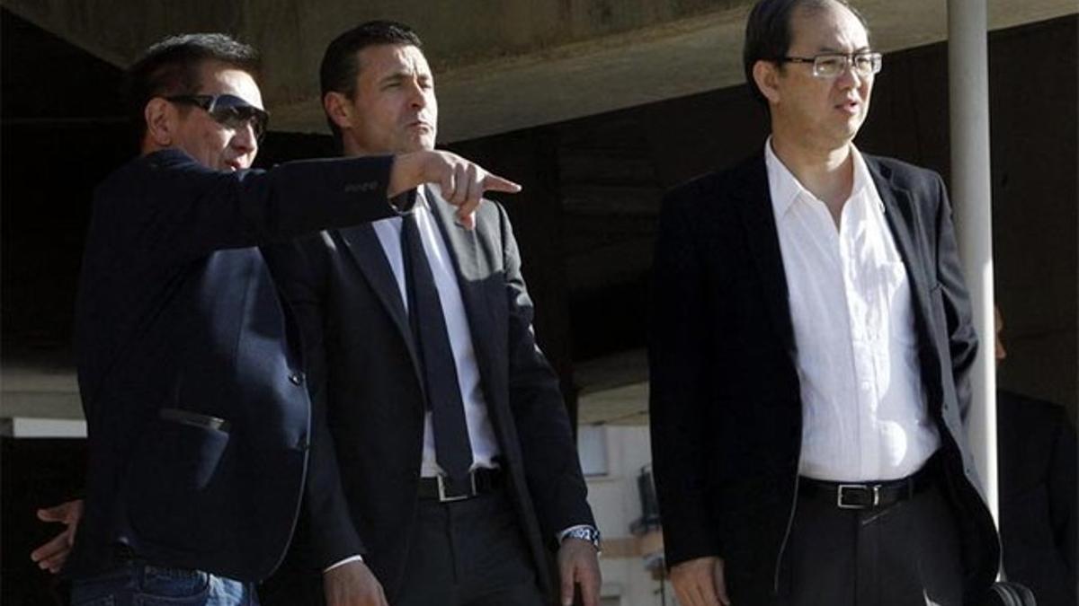 Peter Lim, junto a Amadeo Salvo, durante su visita al Nuevo Mestalla