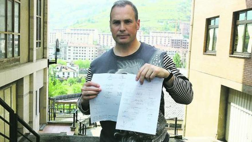 Marcos Carreño, ayer, con las firmas de los facultativos del Hospital de Cangas del Narcea.