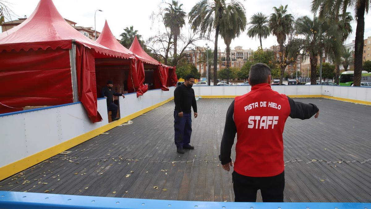 Montaje de la pista de patinaje sobre hielo del Zoco el año pasado..