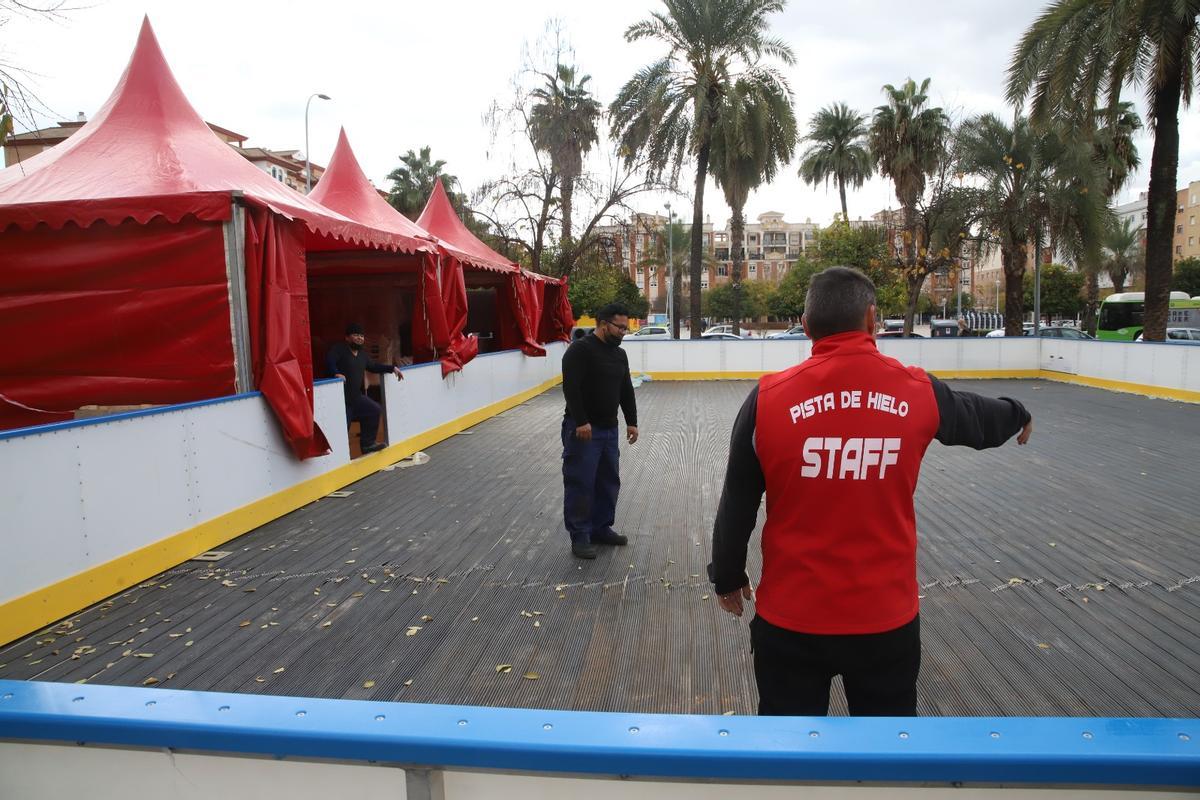 Montaje de la pista de patinaje sobre hielo del Zoco.