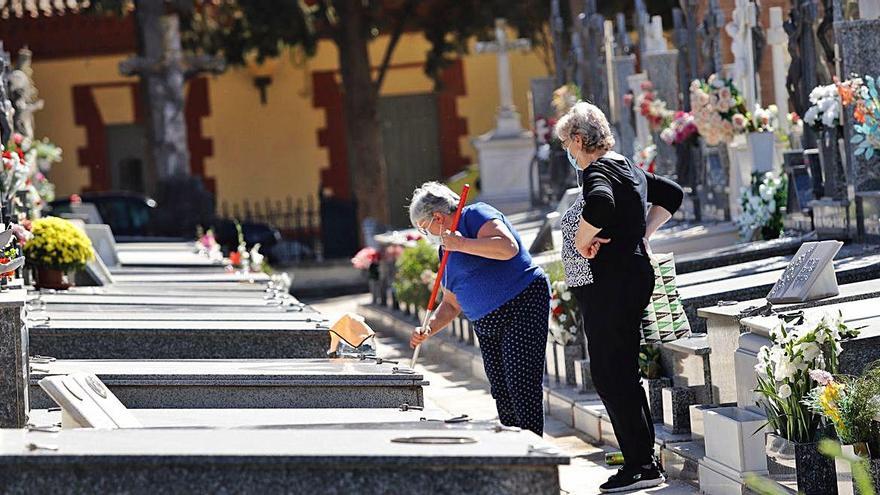 Algunos murcianos se han adelantado y ya han llevado flores a sus difuntos y han limpiado los panteones en el cementerio de Nuestro Padre Jesús.