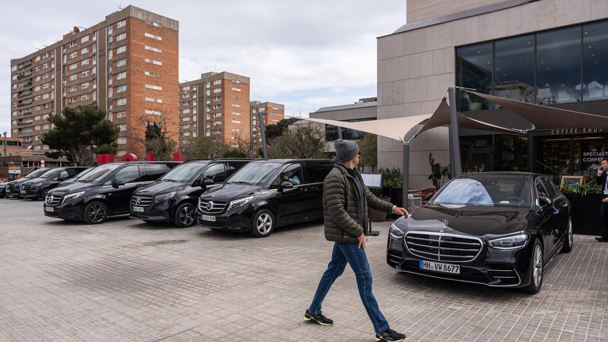 Vehículos VTC frente al hotel Grand Hyatt de Barcelona, un día antes de la inauguración del MWC