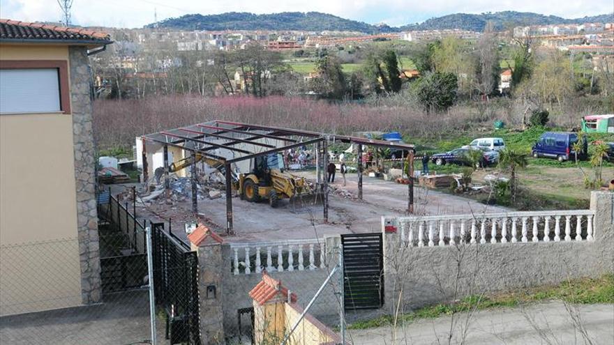 Derribada una casa junto al río