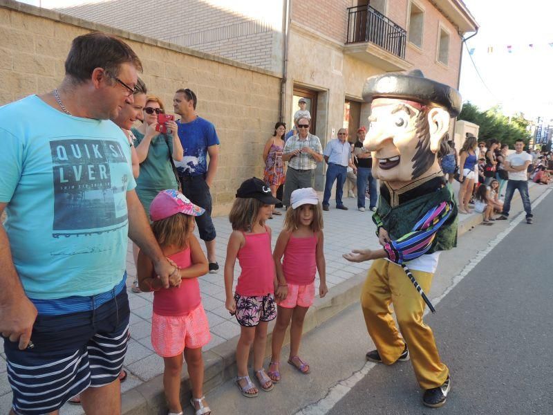 Gigantes y cabezudos en Camarzana de Tera