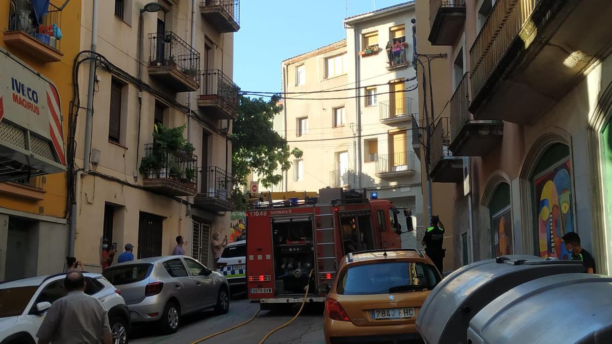 Els bombers al carrer de la Canal, on hi ha hagut el foc