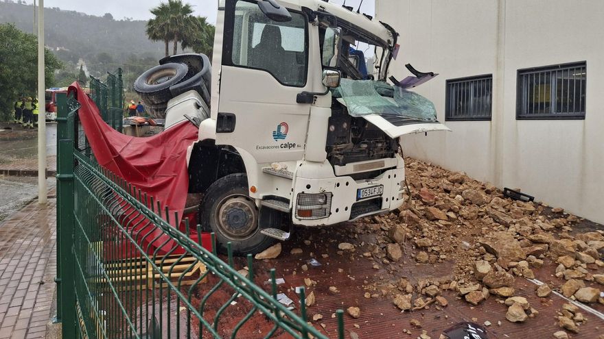 Un camión se estrella contra el pórtico y los muros de un supermercado en Benitatxell