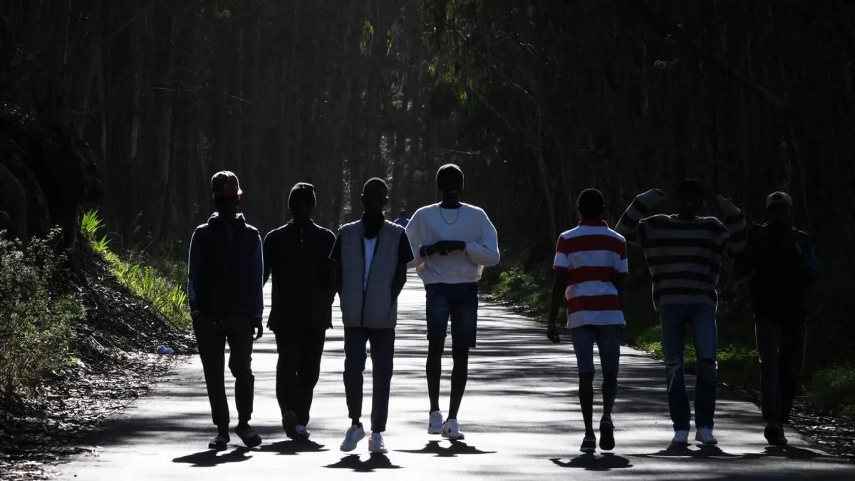 Fotografía de archivo de un grupo de jóvenes africanos llegados a Canarias en cayuco caminando por las cercanías del centro de acogida para extranjeros de Las Raíces, en La Laguna (Tenerife).