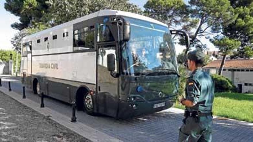 El autobús de la Guardia Civil que transportaba a los 27 detenidos, ayer, a su llegada al cuartel de Son Rapinya.