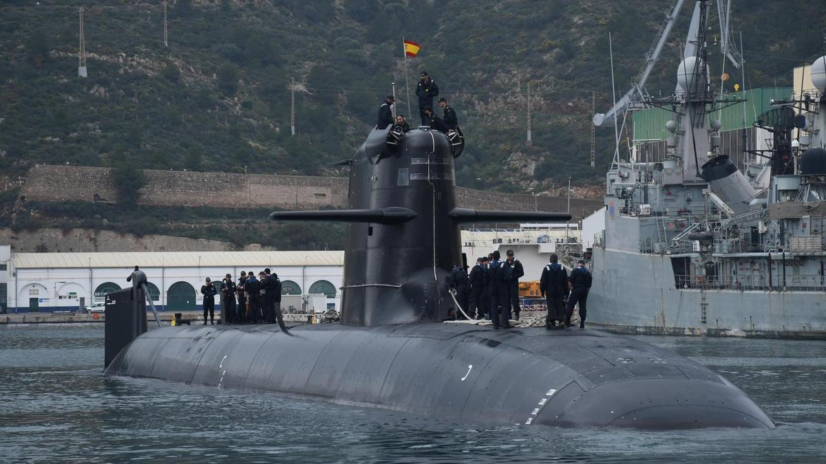 El submarino Isaac Peral y su tripulación, en aguas de Cartagena.