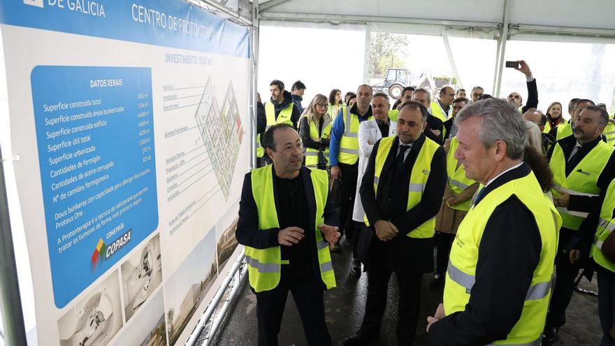 El arquitecto Antonio Ocaña explica a Rueda detalles del proyecto del Centro de Protonterapia. |  // A. HERNÁNDEZ