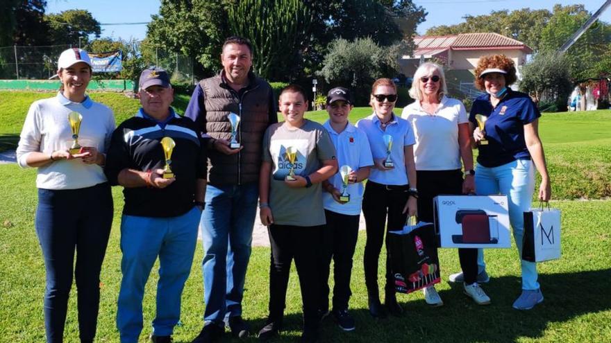 Algunos de los campeones del torneo, con sus premios. | A.G.