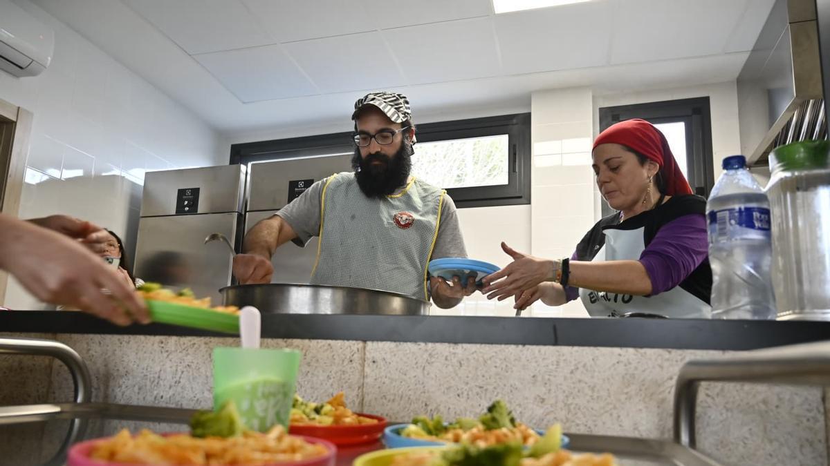 Las familias del colegio de Peñaflor en la cocina del colegio, el pasado febrero.
