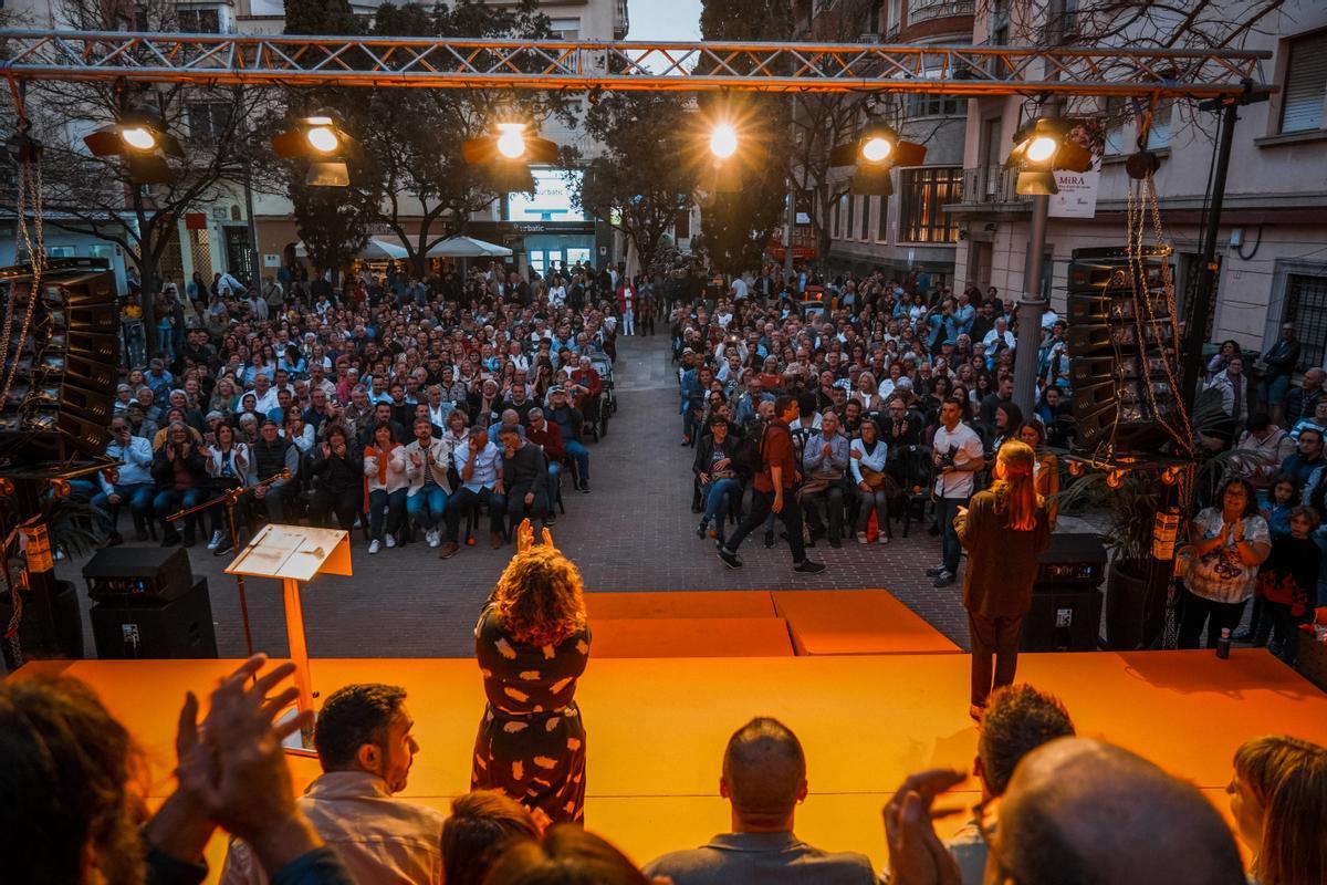 Alícia Izquierdo, de espaldas, se dirige a los asistentes a la presentación de su candidatura.