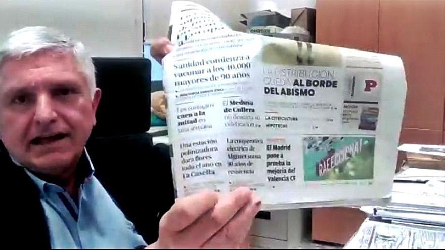 Pascual muestra un ejemplar del Levante en su ponencia. | L-EMV