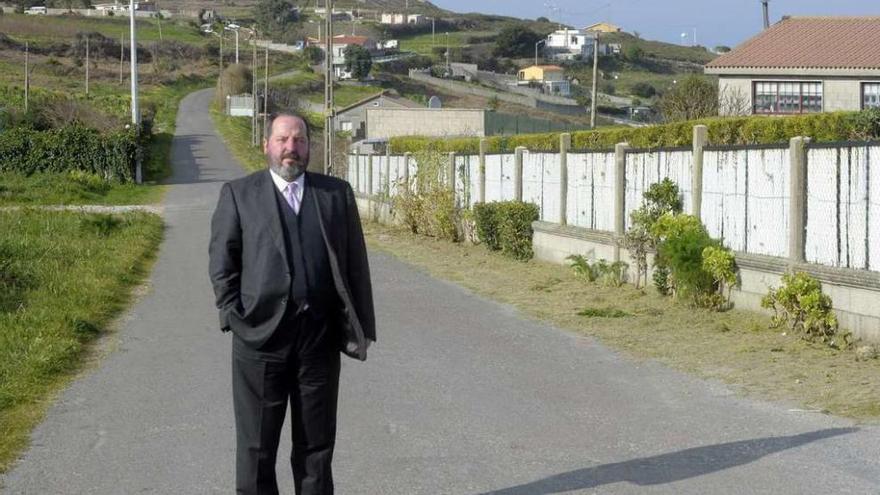 El presidente de la asociación de vecinos, esta semana, en el Puerto de Suevos.