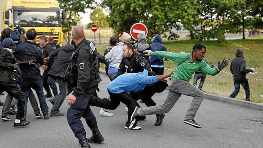 Diversos agents intenten controlar els immigrants a Calais