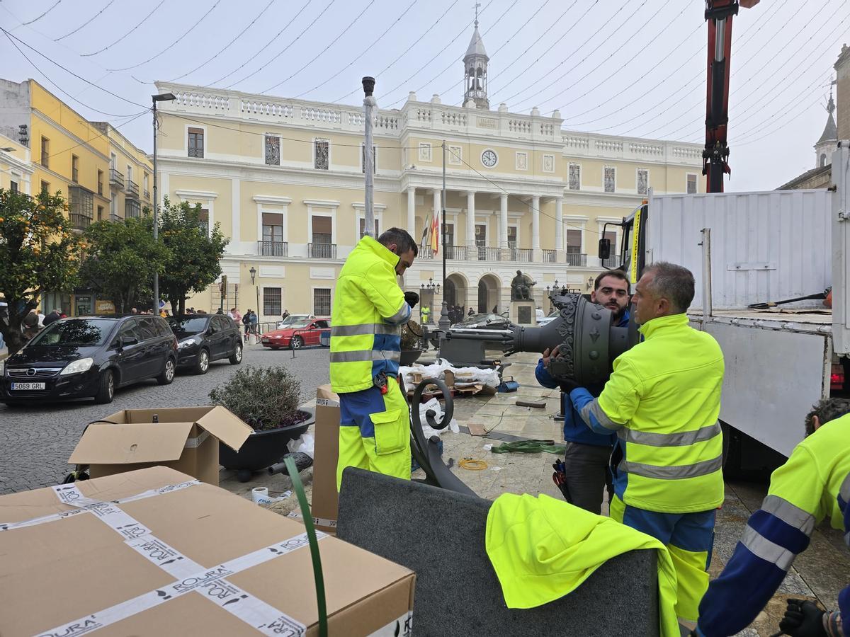 Trabajdores del ayuntamiento colocan este jueves las farolas María Cristina.