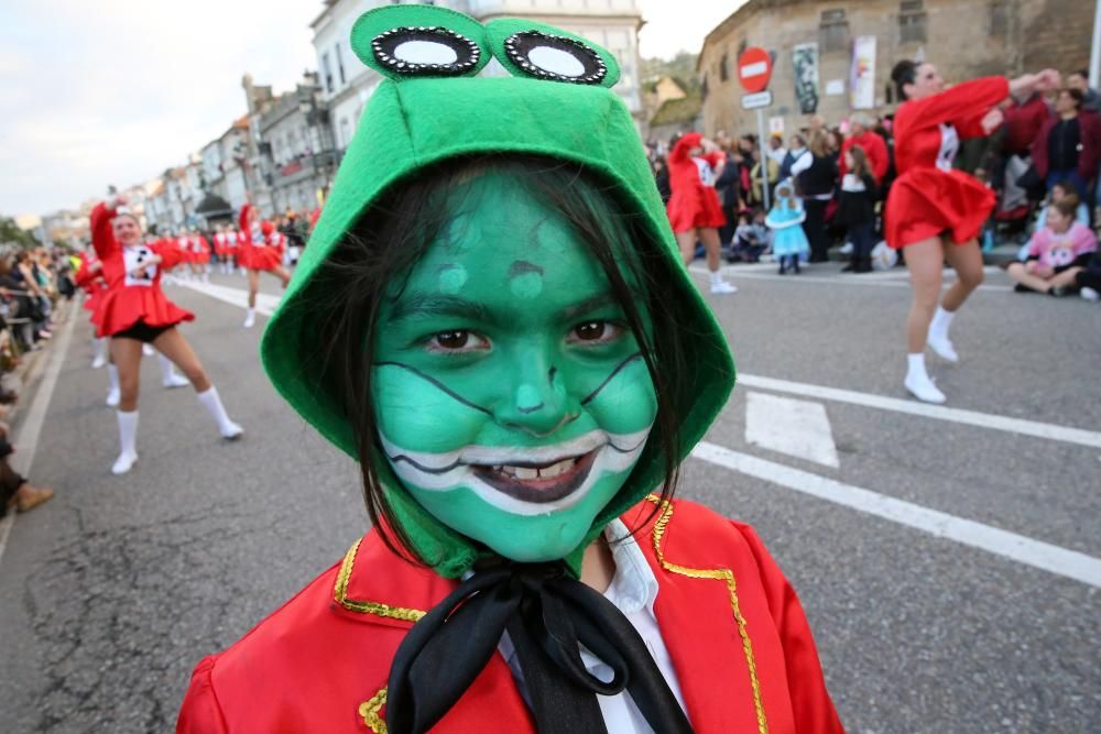 Quince comparsas participan en el desfile por las calles para despedir la fiesta.