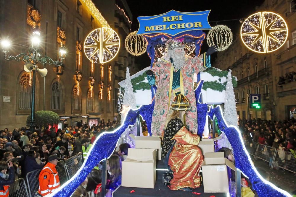 Miles de niños y niñas disfrutan junto a sus familias del desfile récord de la ciudad olívica. Melchor, Gaspar y Baltasar lanzaron caramelos desde sus carrozas.