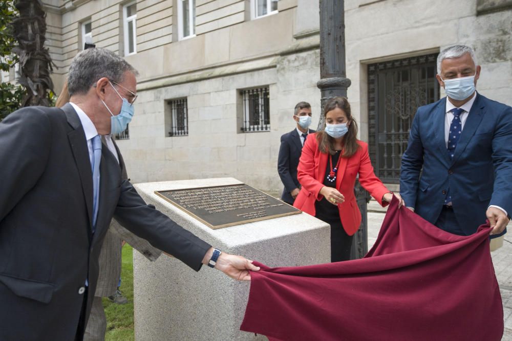 Unha placa na praza de Galicia conmemora a primeira sentencia en galego