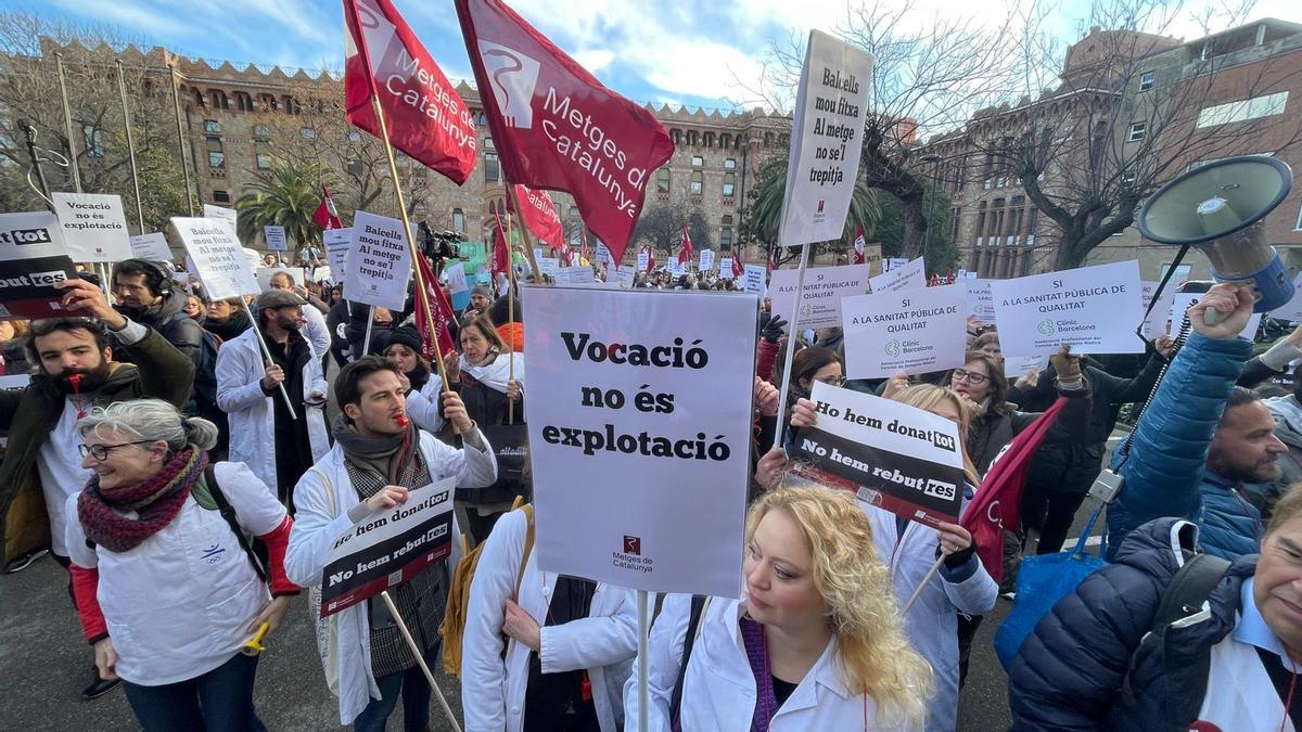 Manifestación de médicos, convocados por Metges de Catalunya, este miércoles en Barcelona.