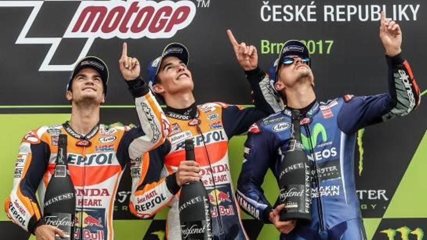 Pedrosa, Márquez y Viñales dedicándole el podio a Ángel Nieto.