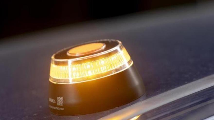 Ya está en vigor: la DGT confirma las balizas v-16 homologadas con las que evitarás multas de 200 euros