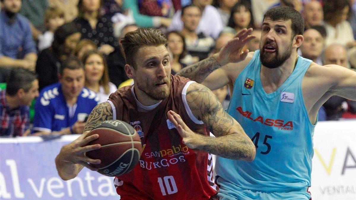 Javi Vega se adentra en la zona ante Moerman.