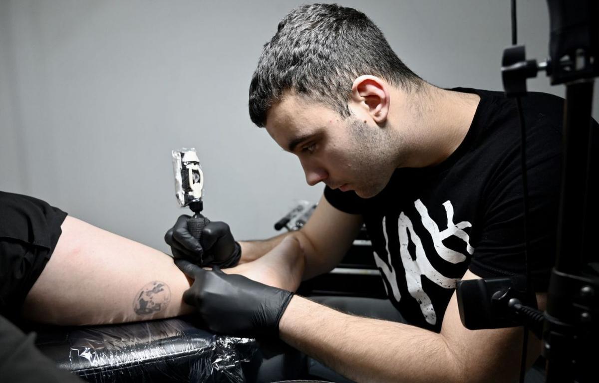Cibrán Boullosa tatuando en su estudio Ice Tattoo.  | // RAFA VÁZQUEZ 