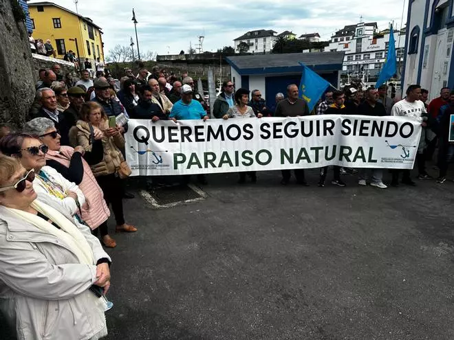 La protesta contra los eólicos marinos reúne a cien personas en Puerto de Vega