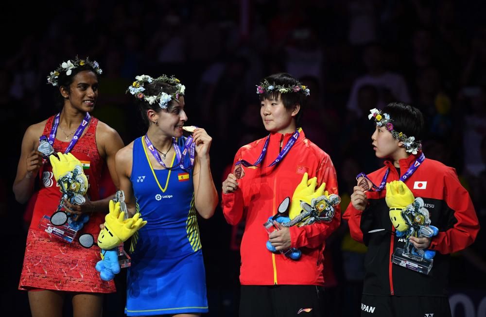 La jugadora española Carolina Marín se convirtió hoy en la deportista con más Mundiales de Bádminton de la historia tras lograr su tercer título al ganar a la india Pusarla Sindhu.