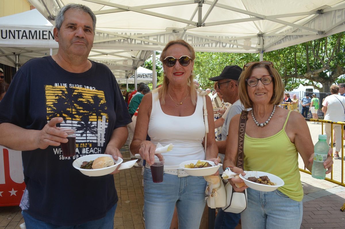 Comida popular para la degustación de carne de toro, con la colaboración de las peñas.