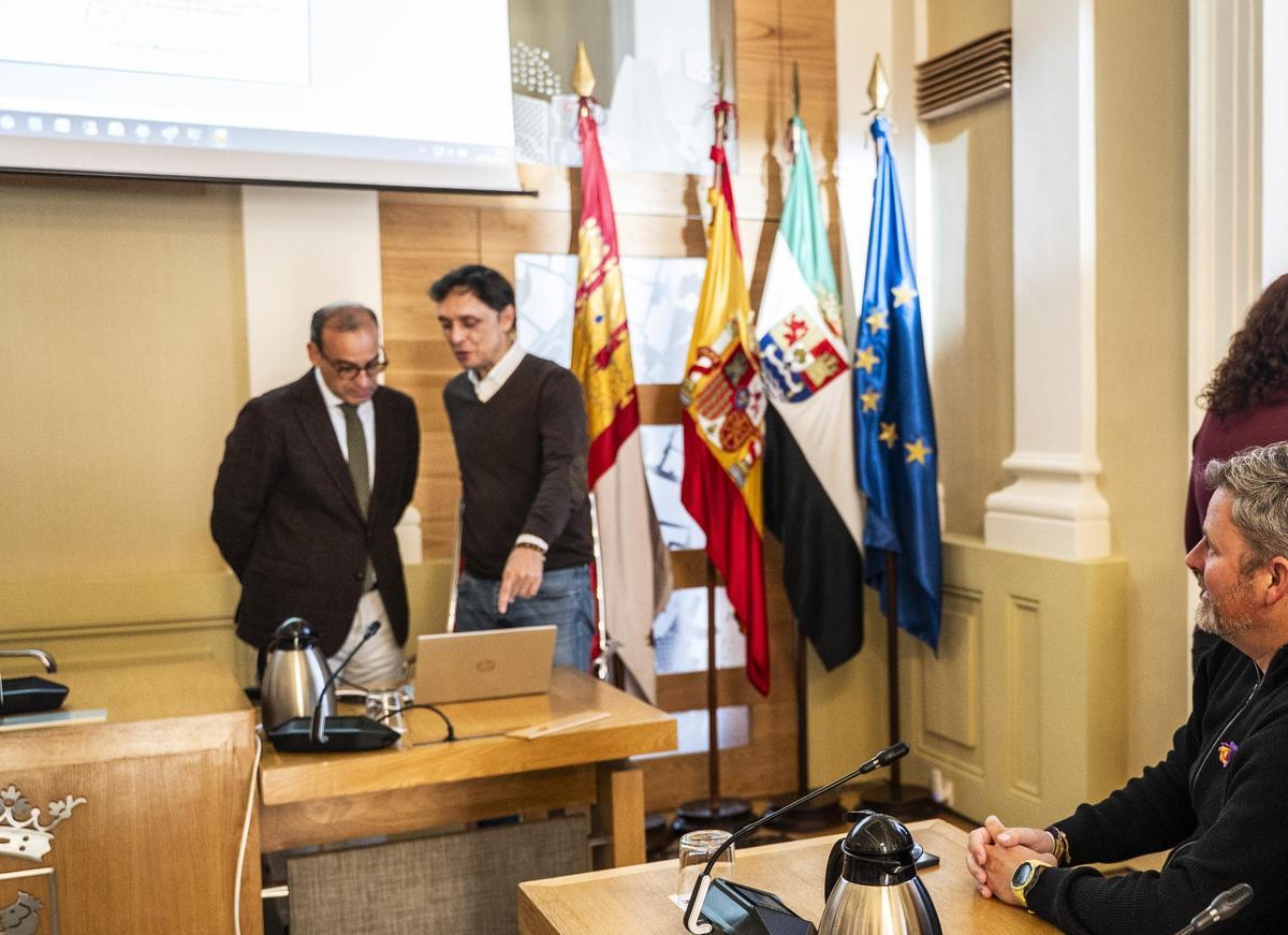 Mateos, al fondo, antes de iniciarse la sesión plenaria del pasado jueves.