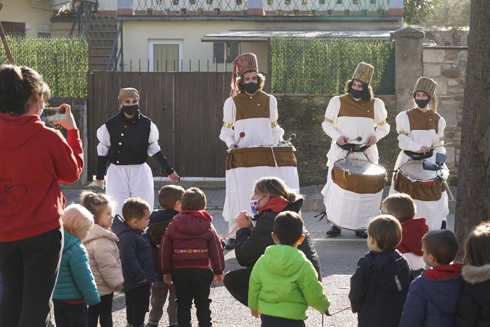 Els patges reials porten la màgia als barris de Girona